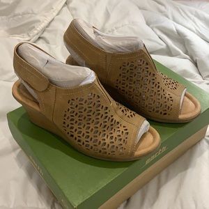 Earth Women’s Cascade Leather Wedge Sandals